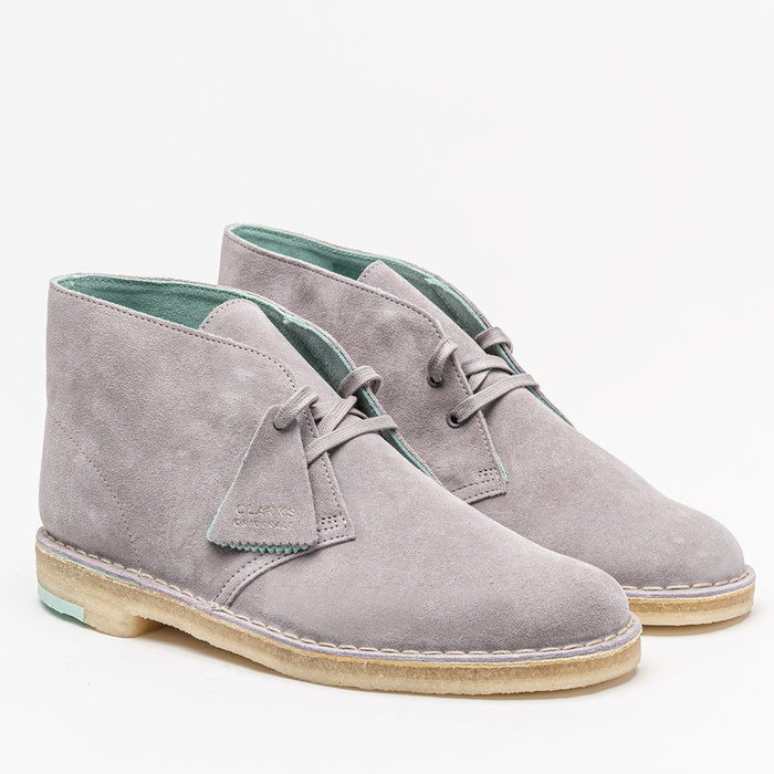 Clarks Desert Boot Grey Combination 261573327 81 99 Sneaker Peeker Los Mejores Descuentos Calzado ropa y accesorios Street Trekking Sport Lifestyle